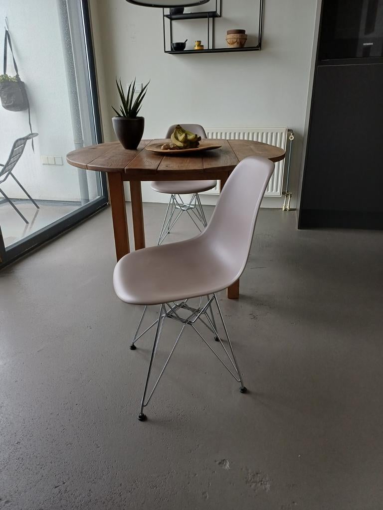 2 Eames DRS eetkamerstoelen, Grijs, MUUTO LAMP + EIKENTAFEL, Huis en Inrichting, Stoelen, Gebruikt, Twee, Kunststof, Grijs, Ophalen