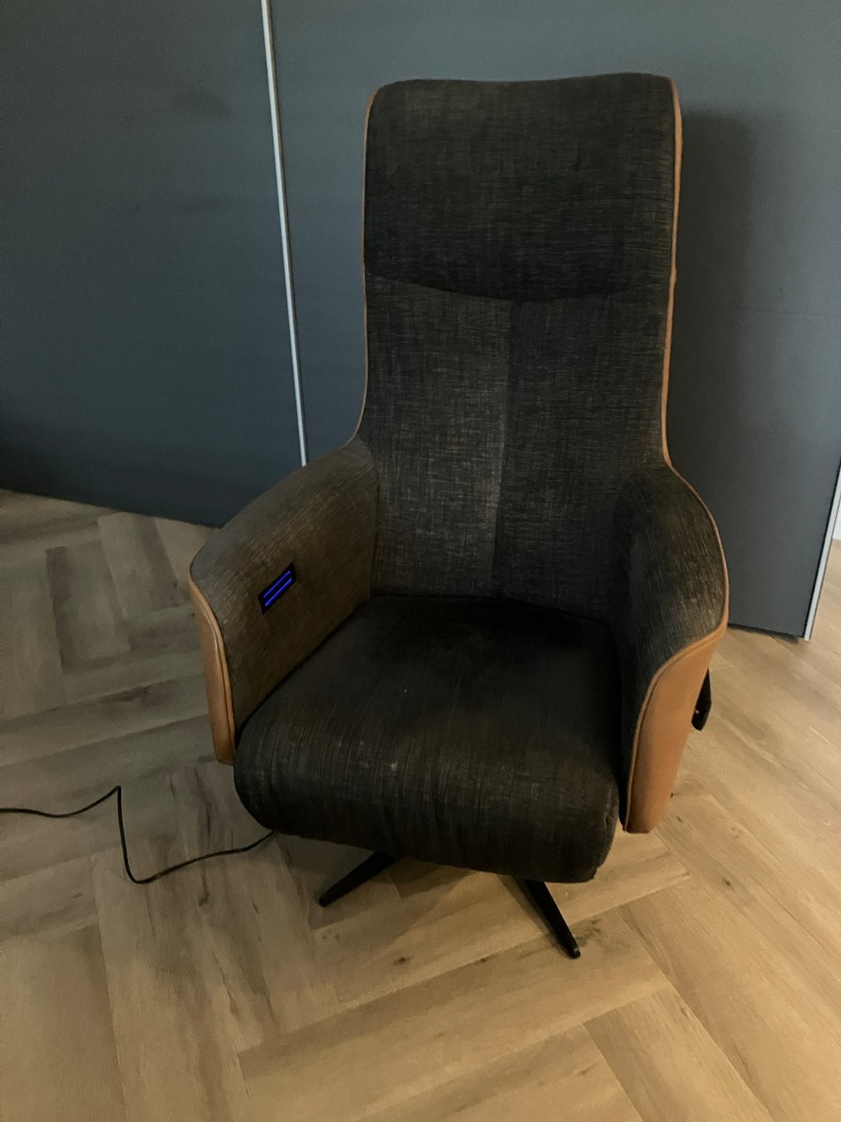Relaxfauteuil 'Twice 82' met elektrische verstelling sta op., Ophalen, Zo goed als nieuw, Stof, 75 tot 100 cm