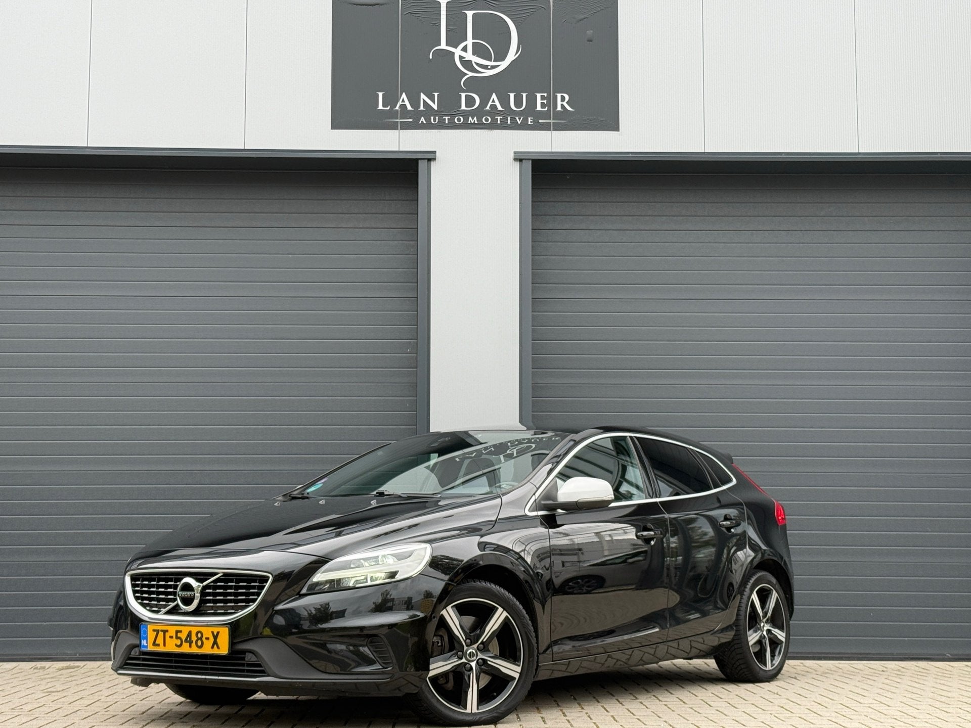 Volvo V40 1.5 T3 Polar+ Sport R-DESIGN ! AUTOMAAT / Trekhaak, Auto's, Euro 6, 4 cilinders, 700 kg, Zwart