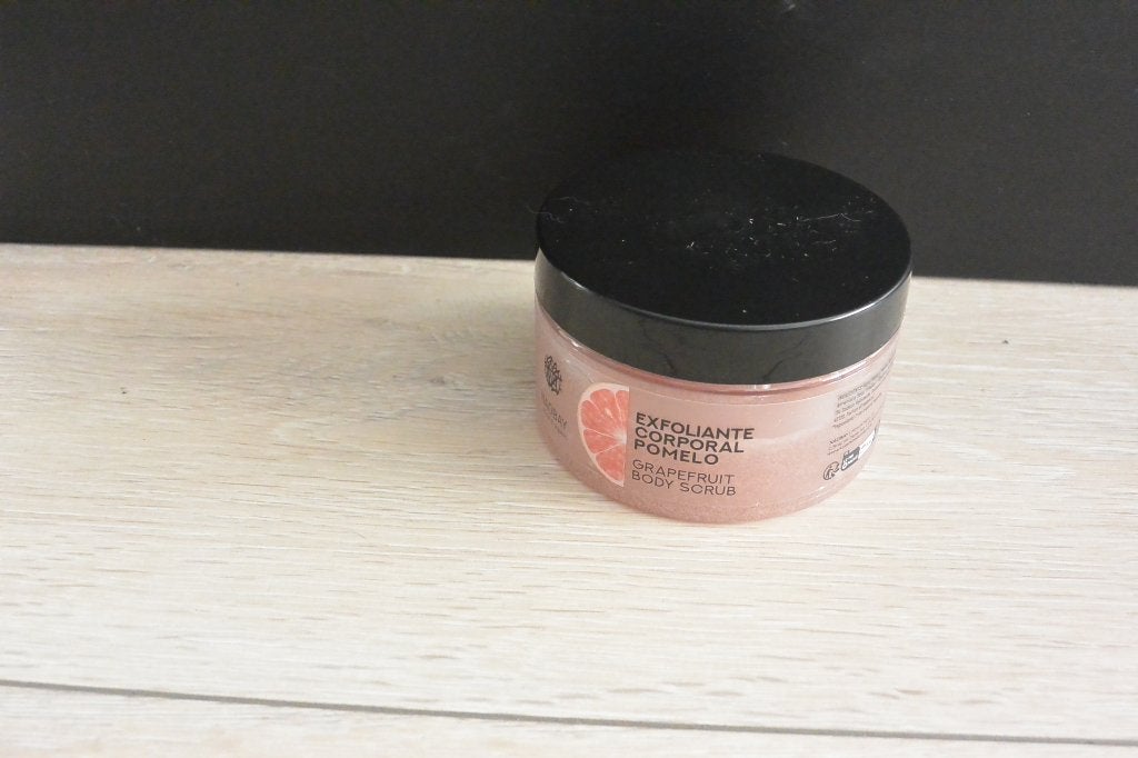 Naobay Grapefruit Body Scrub - Nieuw, Ophalen of Verzenden, Nieuw, Bodylotion, Crème of Olie