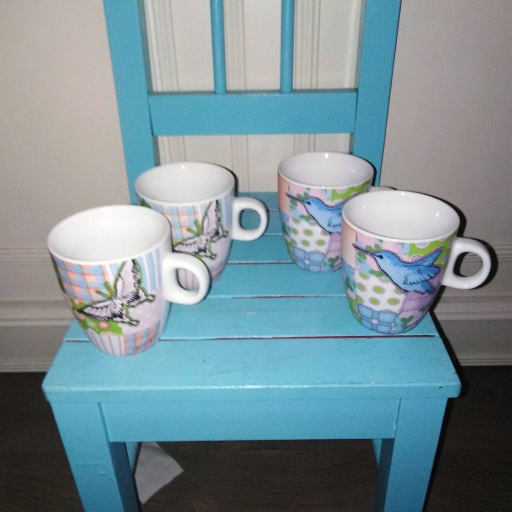 Mooie pastelkleurige mokken met vlinder en kolibrie Jennique, Ophalen, Glas of Glazen, Gebruikt, Overige stijlen