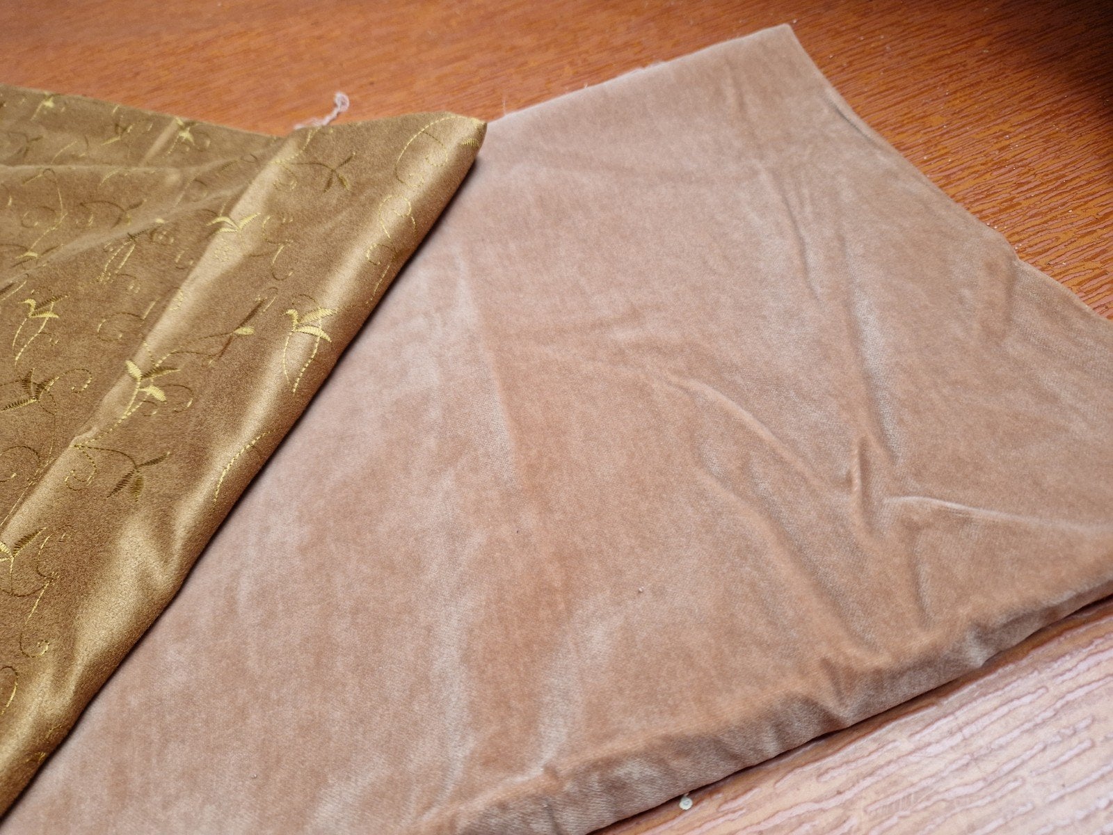 Coupon stof velours + Suedine geborduurd, Bruin, Verzenden, 120 cm of meer, Nieuw