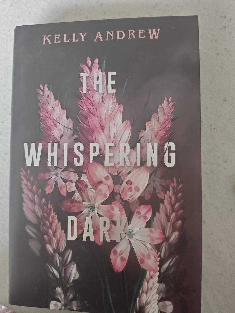 The Whispering Dark -  (Gesigneerd, Illumicrate), Boeken, Ophalen of Verzenden, Nieuw, Kelly Andrew, Amerika