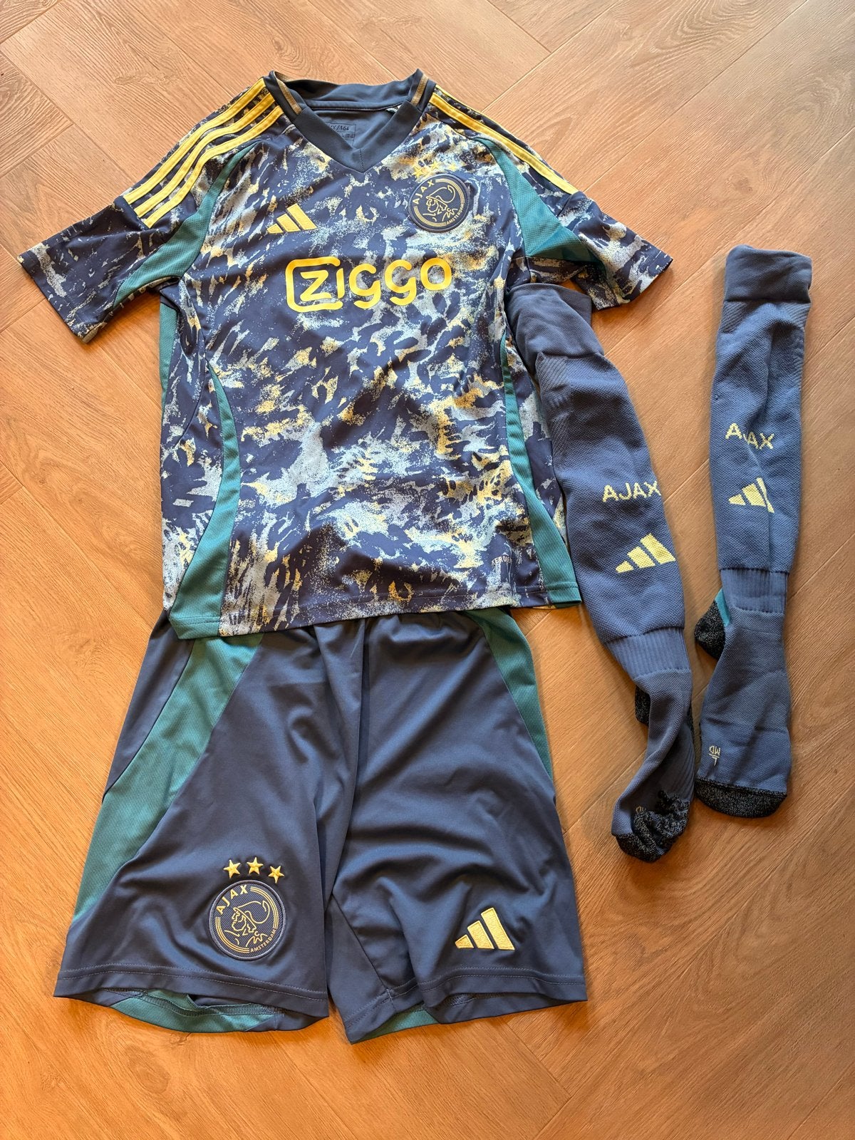 Ajax Voetbaltenue Maat 164 - Zo goed als nieuw, Ophalen of Verzenden, Zo goed als nieuw, Jongen of Meisje, Setje