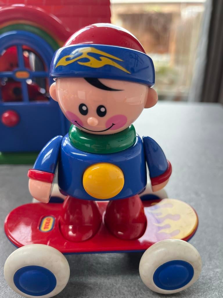 Tolo speelfiguur op skateboard, Ophalen of Verzenden, Gebruikt, Overige typen, Met wieltjes