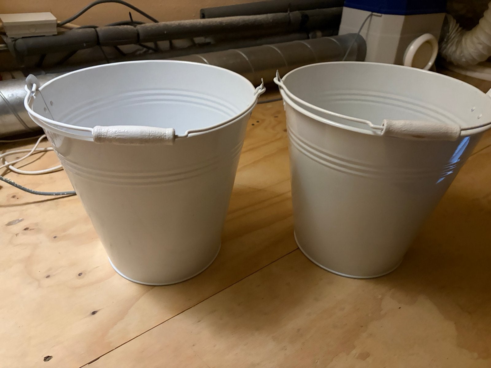 Twee witte metalen emmers met houten handvatten, Ophalen, Zo goed als nieuw, IJzer, Met handgreep