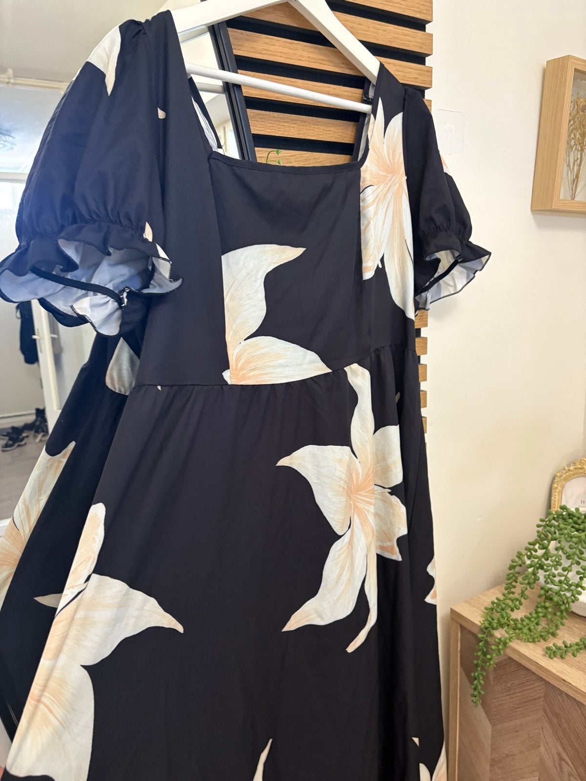 Zwarte maxi-jurk met bloemenprint en pofmouwen, Zwart, Maat 46/48 (XL) of groter, Ophalen of Verzenden, Zo goed als nieuw