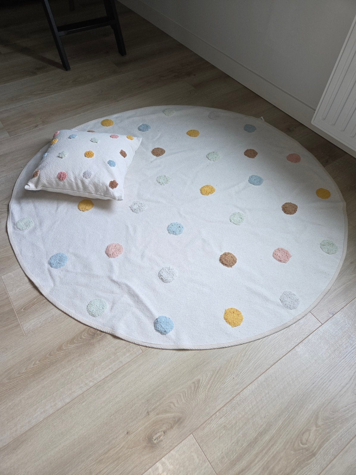 H&M HOME Rond Vloerkleed Stippen (D130cm) incl kussen, Ophalen, Rond, Zo goed als nieuw, Modern, Speels, Scandinavisch
