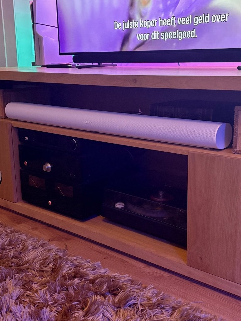 Sonos ARC Soundbar en 2 Sonos One SL speakers.