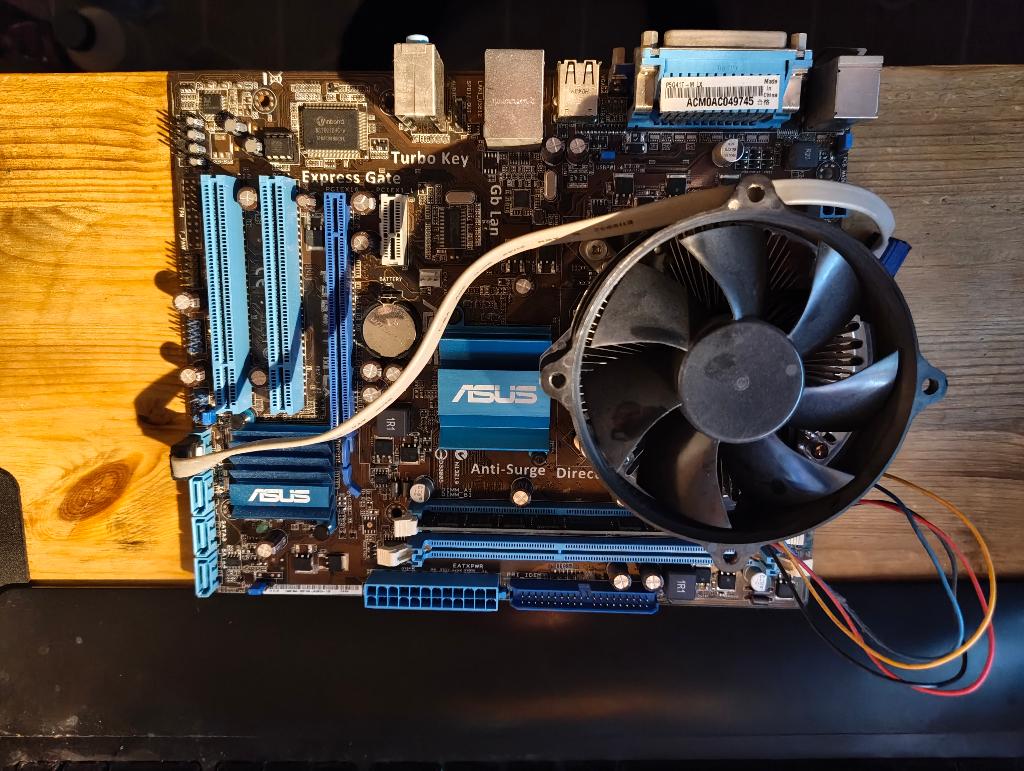 Asus P5G41T-M LX (+ processor, koeler en ram.), Computers en Software, Moederborden, Gebruikt, Intel, DDR3, Ophalen