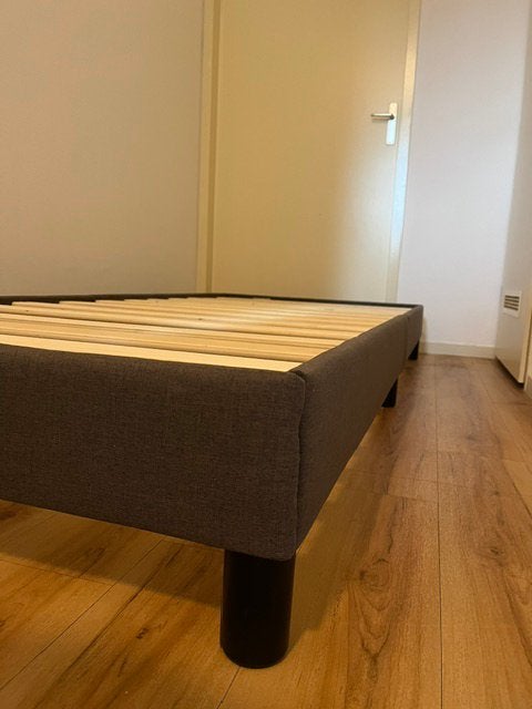 Bed, 90 x 200, stof taupe, Ophalen, 90 cm, Zo goed als nieuw, 200 cm
