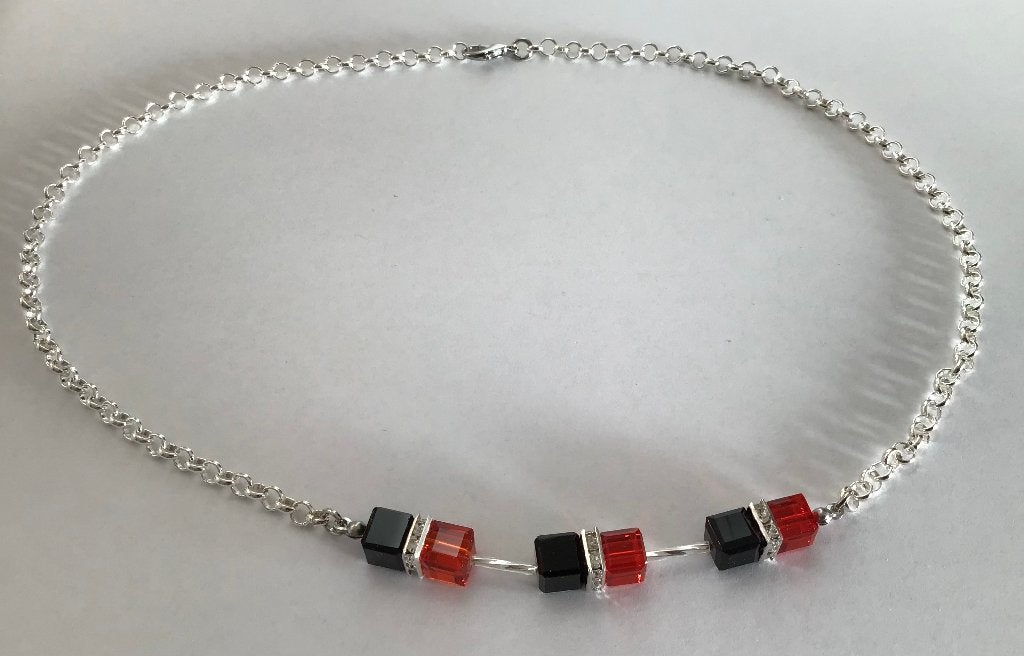 Exclusieve design collier met Swarovski kristal., Verzenden, Nieuw, Rood, Steen of Mineraal