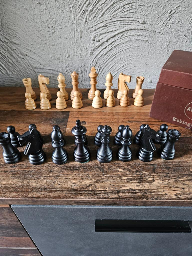 Grote Schaakstukken in leren kistje - Avento, Een of twee spelers, Ophalen of Verzenden, Gebruikt, Avento