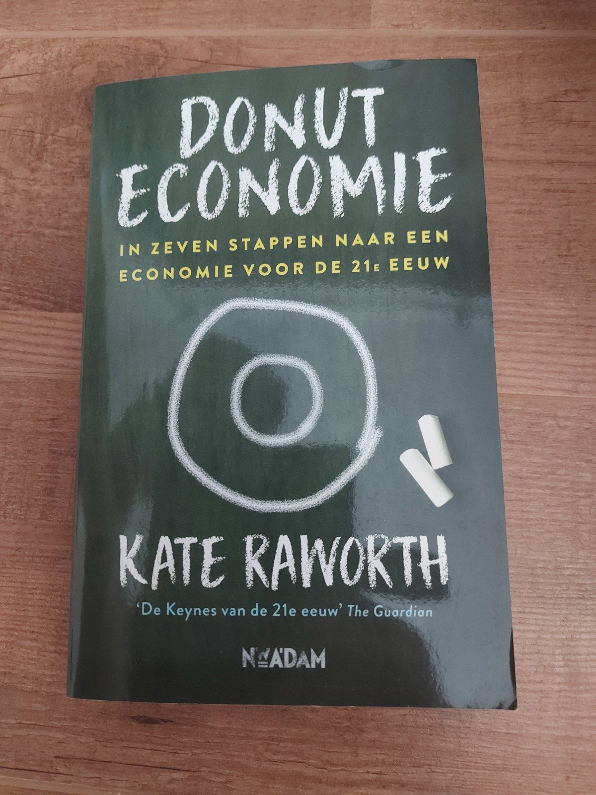 Donut Economie - Kate Raworth (Nieuwstaat), Ophalen of Verzenden, Zo goed als nieuw, Economie en Marketing, Kate Raworth