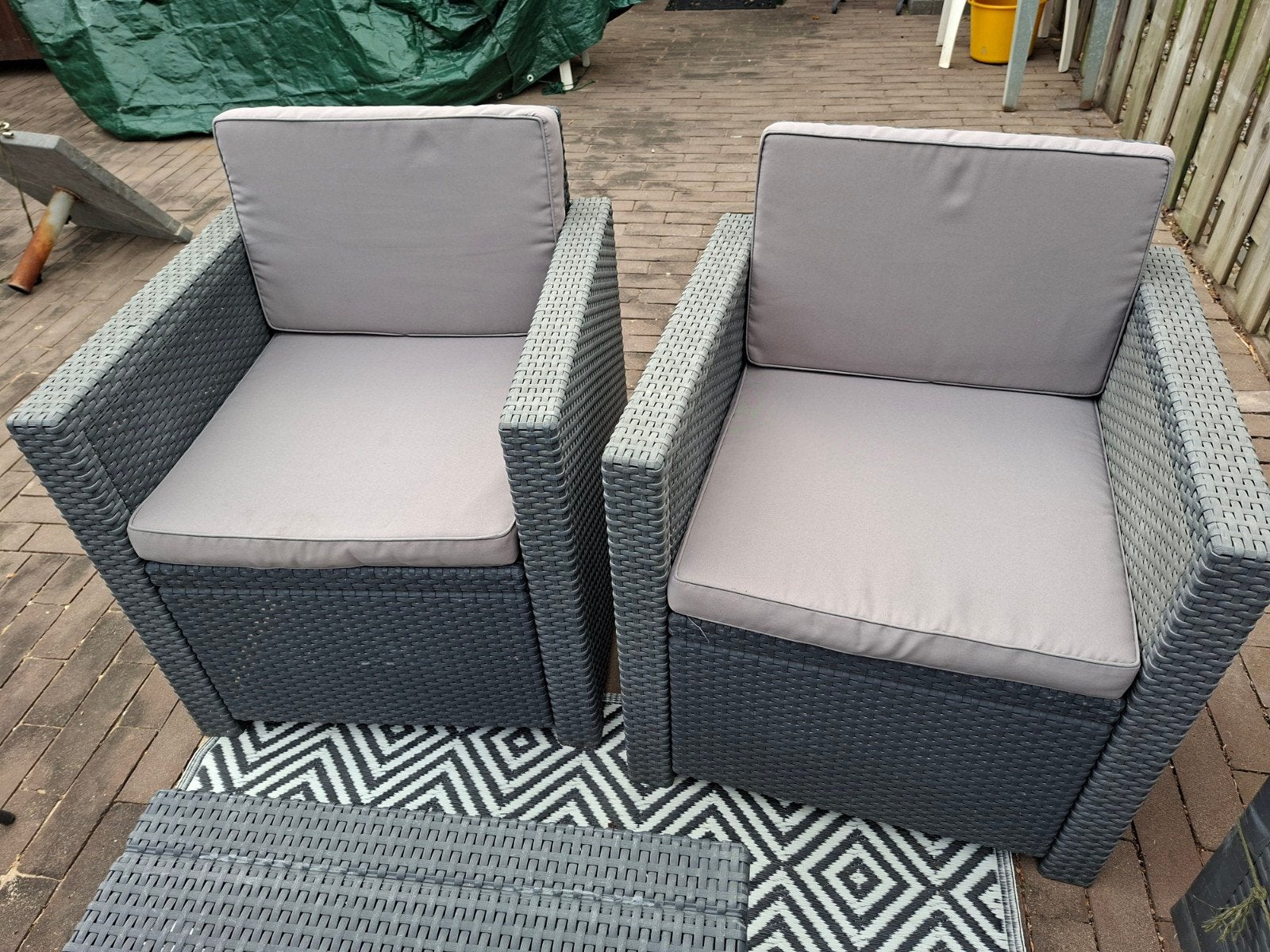 2 tuinstoelen grijs met kussen en tafel, Tuin en Terras, Ophalen, Gebruikt, Kunststof