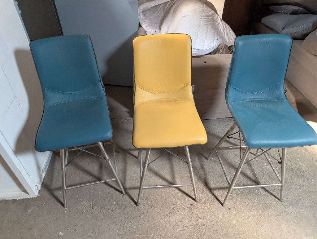 Set van 3 barkrukken - 2 blauw, 1 geel Leer in goed staat!!, Huis en Inrichting, Barkrukken, Ophalen, Draaibaar, Gebruikt, 60 tot 90 cm