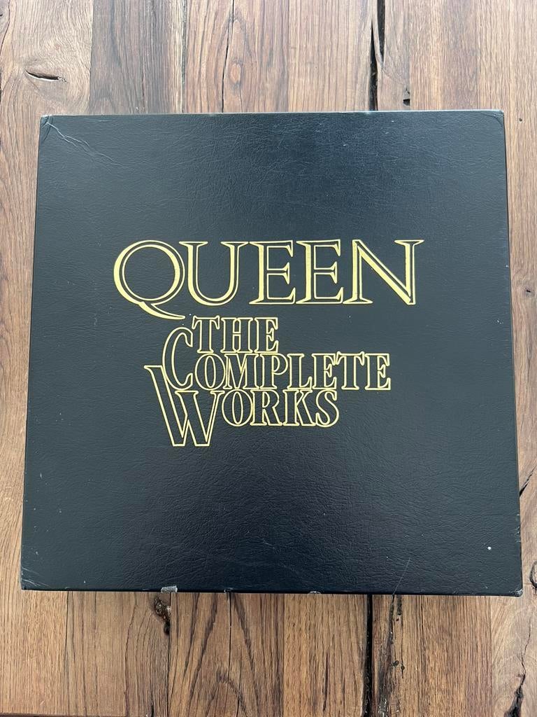 Queen boxset the complete works 1985 zeldzaam, Cd's en Dvd's, Vinyl | Pop, Zo goed als nieuw, Boxset, Inclusief boekje, Inclusief insert