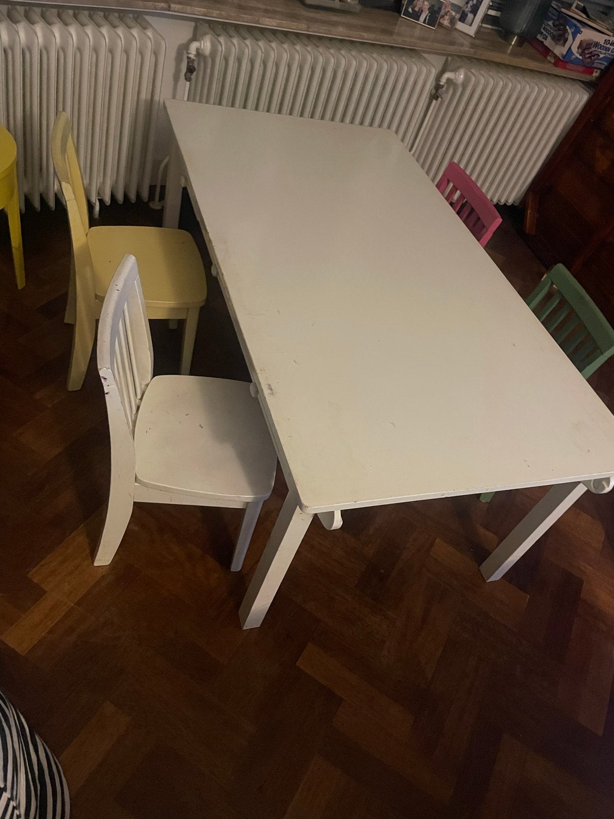 Witte houten tafel met 2 lades en 4 stoelen, Ophalen of Verzenden, Gebruikt, Vier personen, Overige houtsoorten