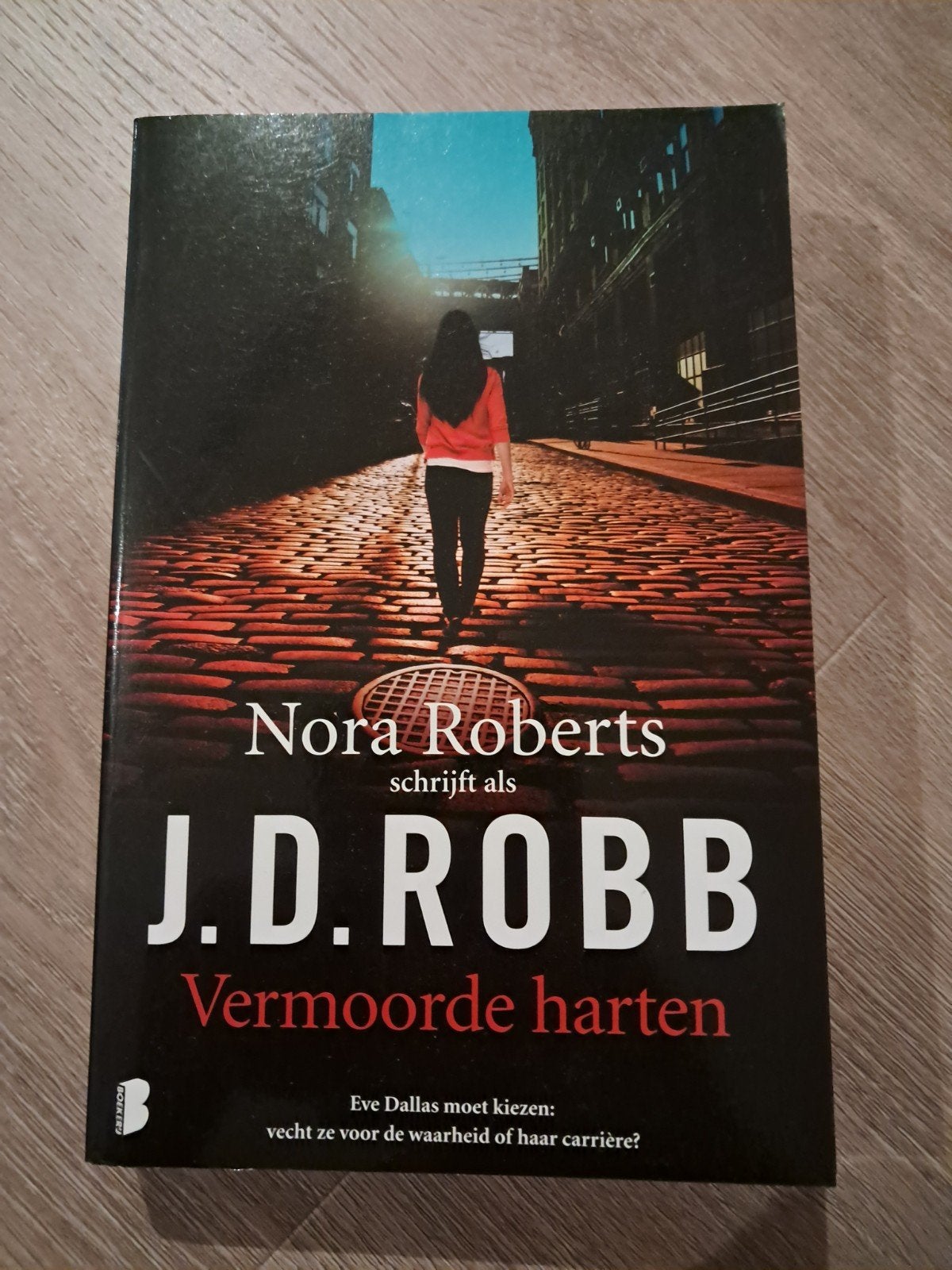 Q: J.D. Robb - Vermoorde harten (Nora Roberts), Ophalen of Verzenden, Gelezen, J.D. Robb (Nora Roberts), Nederland