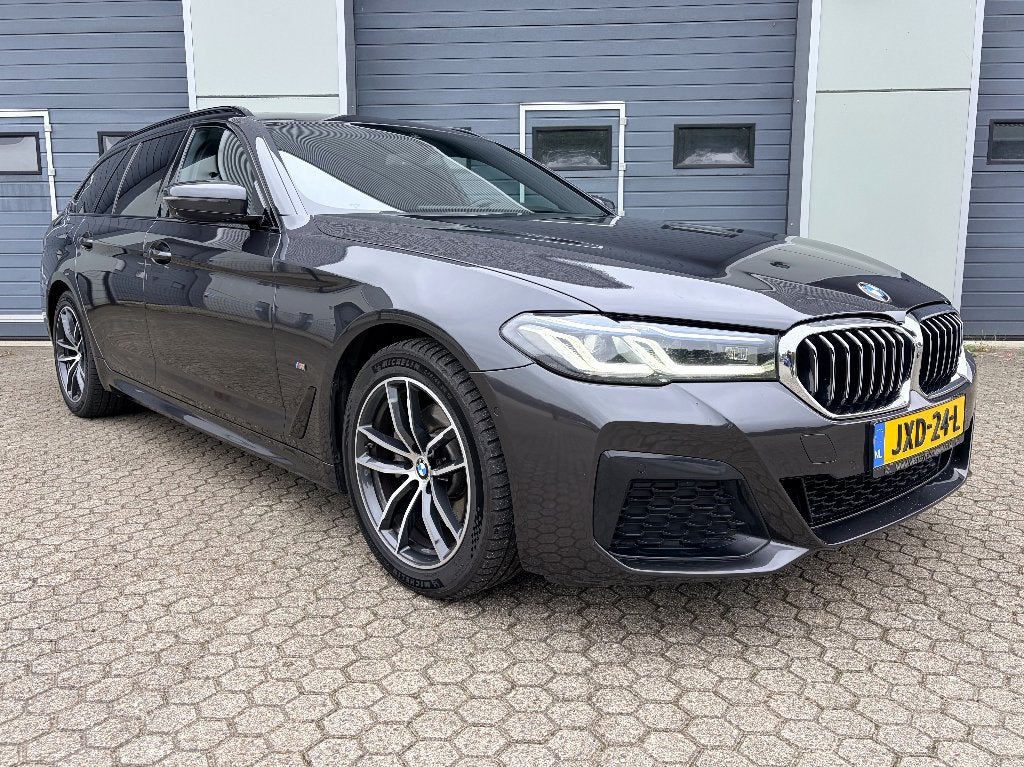 Schitterende 520d Touring M-pakket PANO LASER LEER TREKHAAK, Automaat, Achterwielaandrijving, 1995 cc, 2000 kg