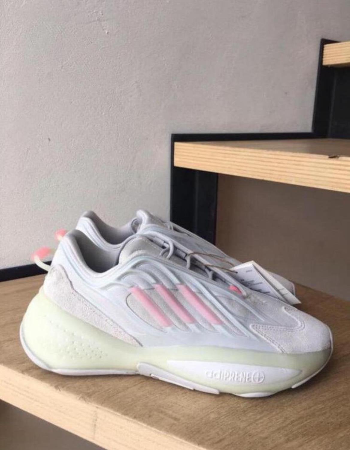 Nieuwe Adidas sneakers wit met roze accent Adiprene Ozelia, Wit, Nieuw, Ophalen of Verzenden, Sneakers of Gympen