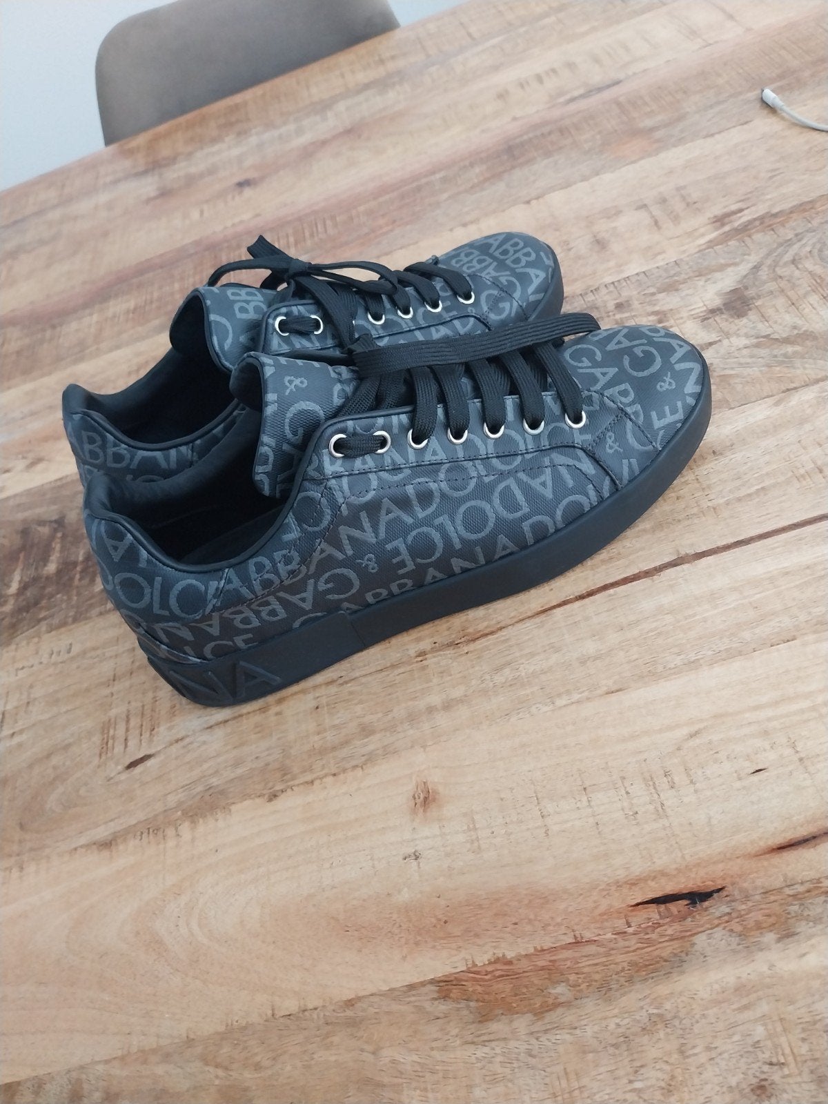 Dolce & Gabbana sneakers - Zwart met logo print, Kleding | Heren, Dolce & Gabbana, Zwart, Ophalen of Verzenden, Sneakers of Gympen