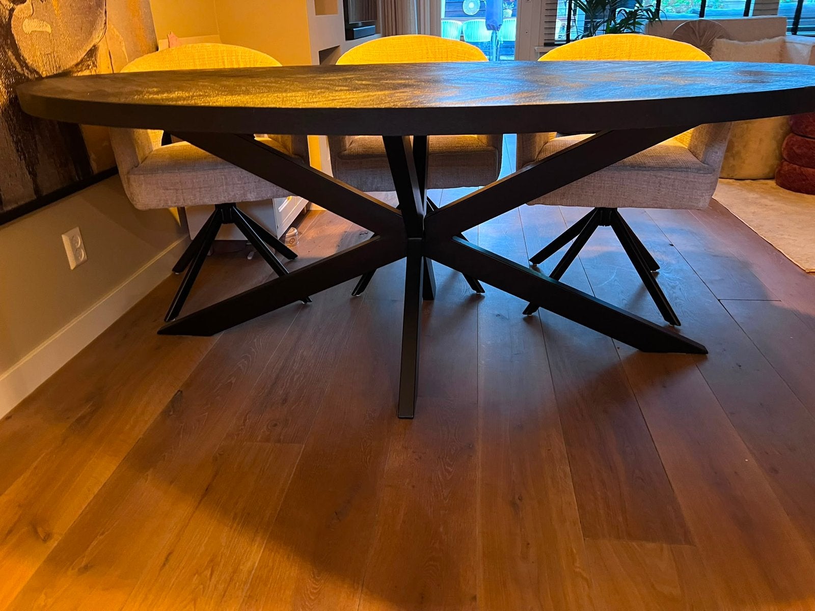 Ovale eettafel met visgraatmotief en metalen onderstel, Huis en Inrichting, 100 tot 150 cm, Ophalen of Verzenden, Zo goed als nieuw
