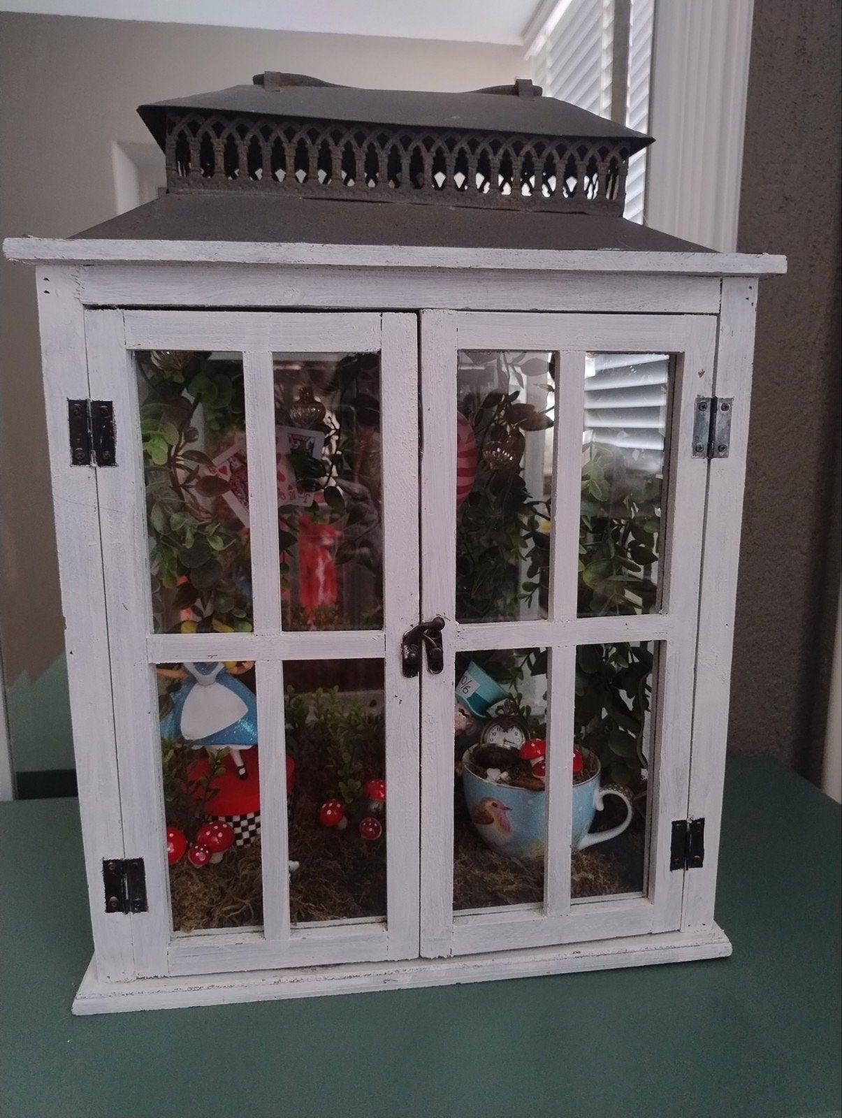 Witte houten lantaarn ingericht met miniatuur scene, Ophalen, 25 tot 50 cm, Minder dan 100 cm
