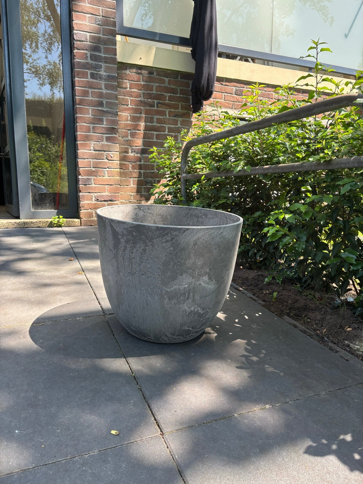 Grote grijze plantenbak voor buiten of binnen, Ophalen, Gebruikt, Balkon, Rond