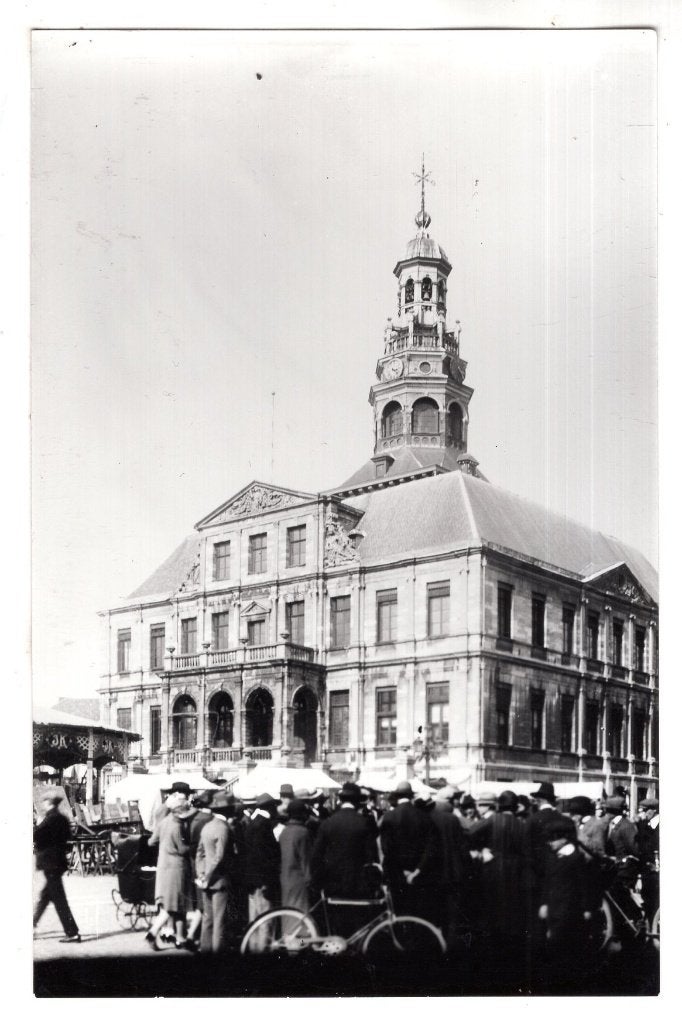 Maastricht  Markt met mensen, Ophalen of Verzenden, 1920 tot 1940, Ongelopen, Limburg