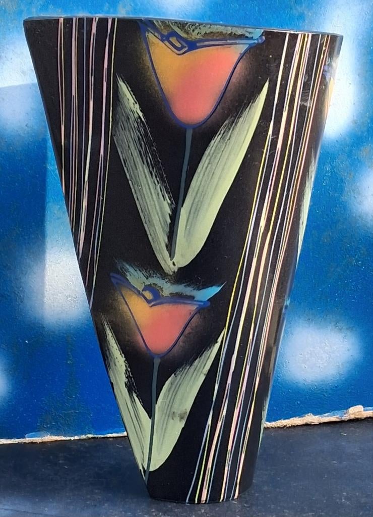 Wikkelvaas,Tulpen. Jan Kamphuis (1955). 27 cm., Ophalen, Zwart, Aardewerk of Porselein, Zo goed als nieuw