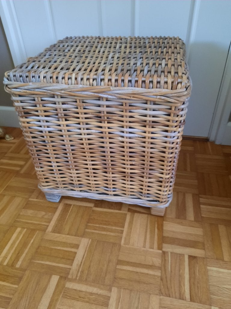 Stevige rieten poef / bijzettafeltje., Huis en Inrichting, Banken | Voetenbanken en Poefen, Ophalen, Minder dan 50 cm, Gebruikt