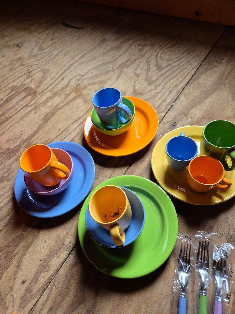 4 persoons gekleurd servies en bestek, Ophalen, Overige merken, Keramiek, Nieuw