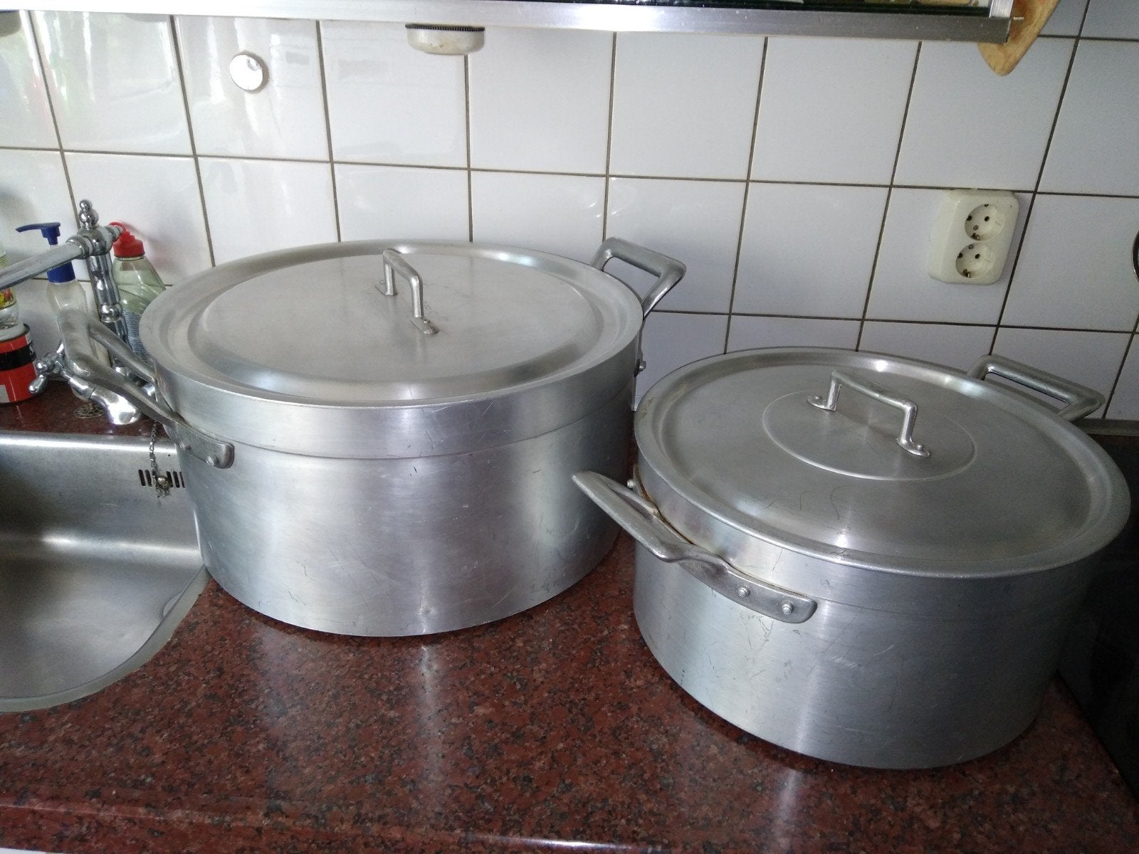 2 aluminium pannen 33+41cm doorsnede, Ophalen of Verzenden, Zo goed als nieuw, Rvs, Pannenset
