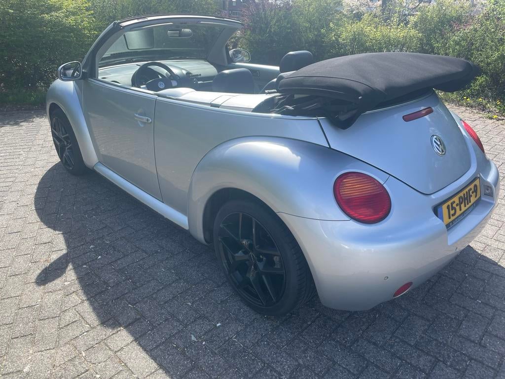 Volkswagen beetle cabrio 2003 Grijs, Auto's, Volkswagen, Voorwielaandrijving, 4 cilinders, 4 stoelen, 1299 kg