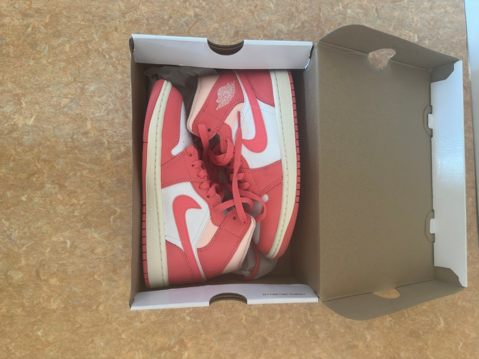 Nike Air Jordan 1 Mid “Strawberries and Cream” — maat 37,5, Kleding | Dames, Schoenen, Ophalen, Nieuw, Roze, Sneakers of Gympen