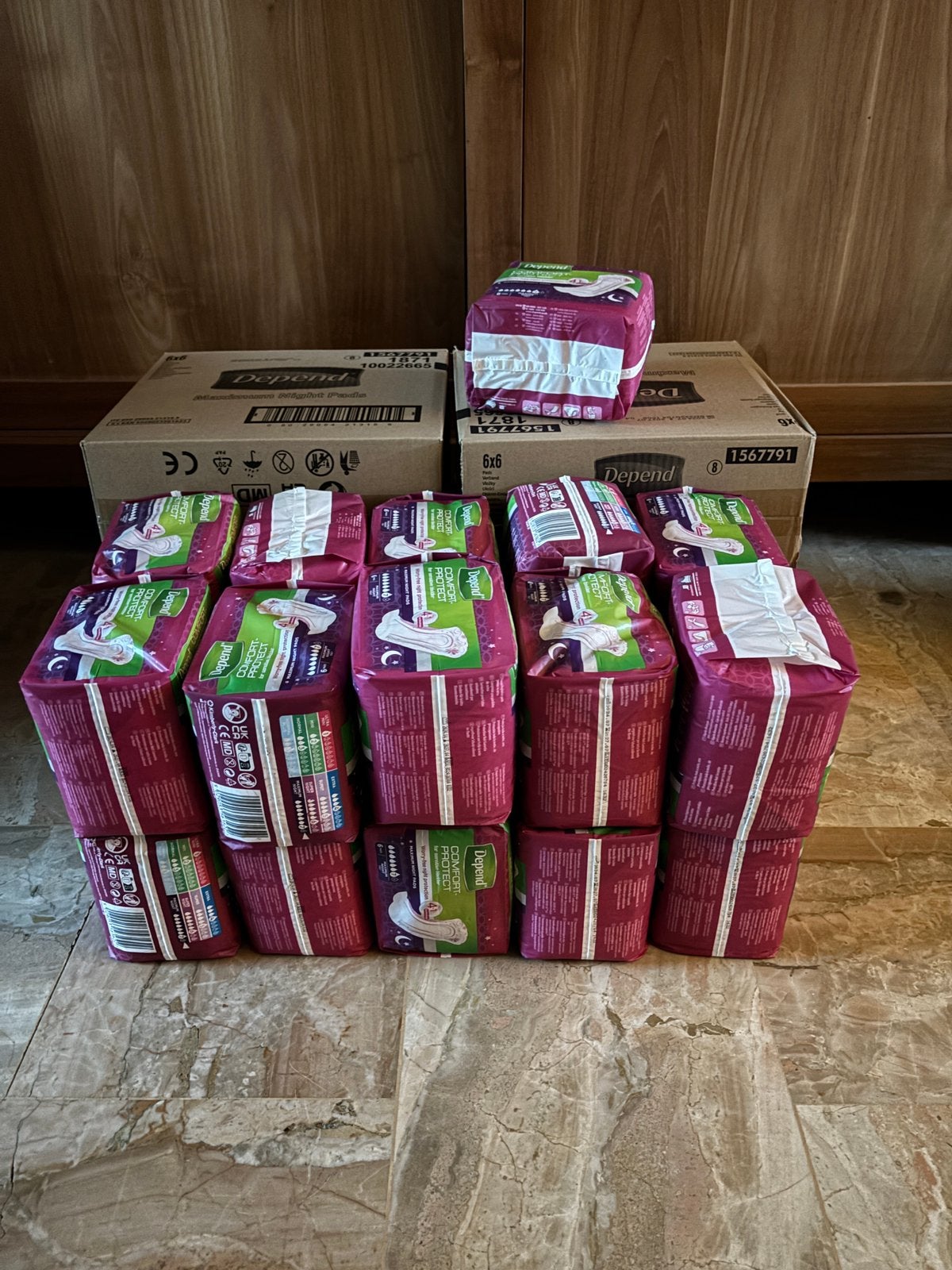 Nieuw: 45 pakken Depend maandverband, Ophalen, Nieuw