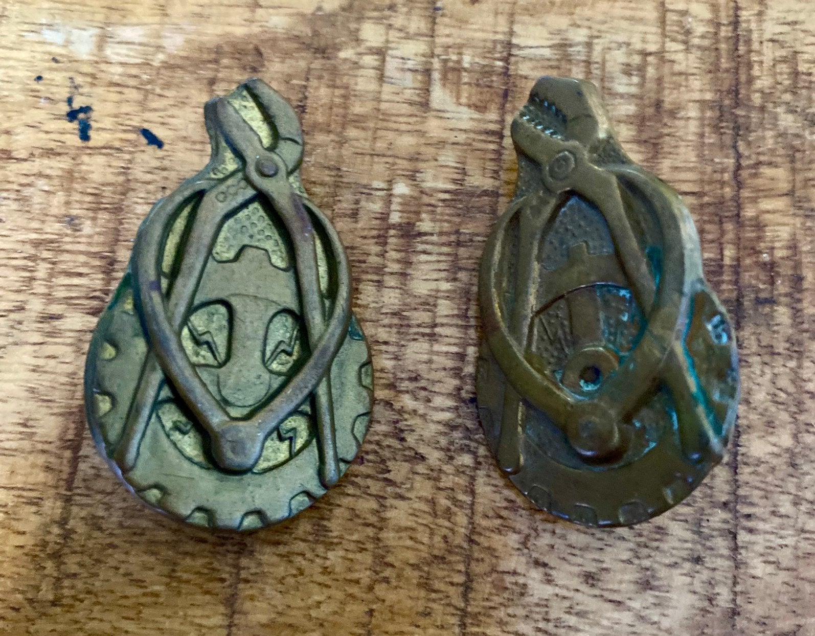 Twee Nederlandse schouderemblemen technische dienst jaren 50, Verzamelen, Verzenden, Landmacht, Nederland, Embleem of Badge