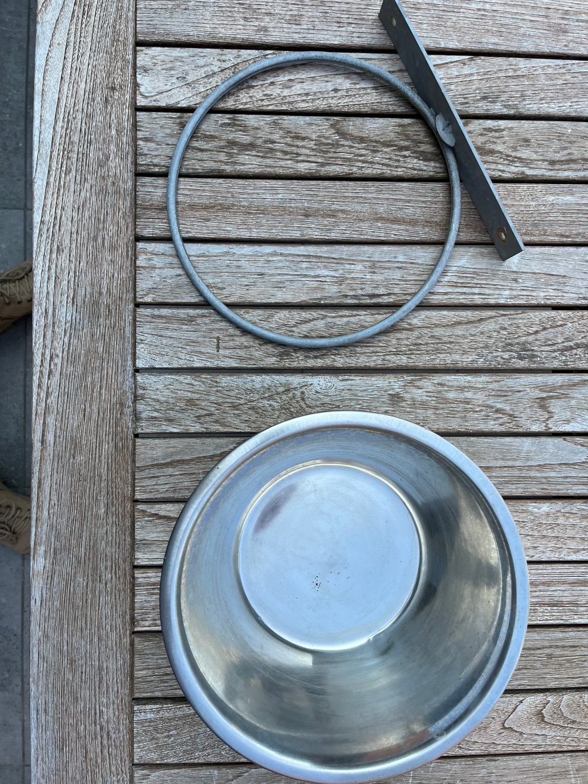 Te koop: grote honden eten/drinken bak incl ophangbeugel., Dieren en Toebehoren, Ophalen, Zo goed als nieuw