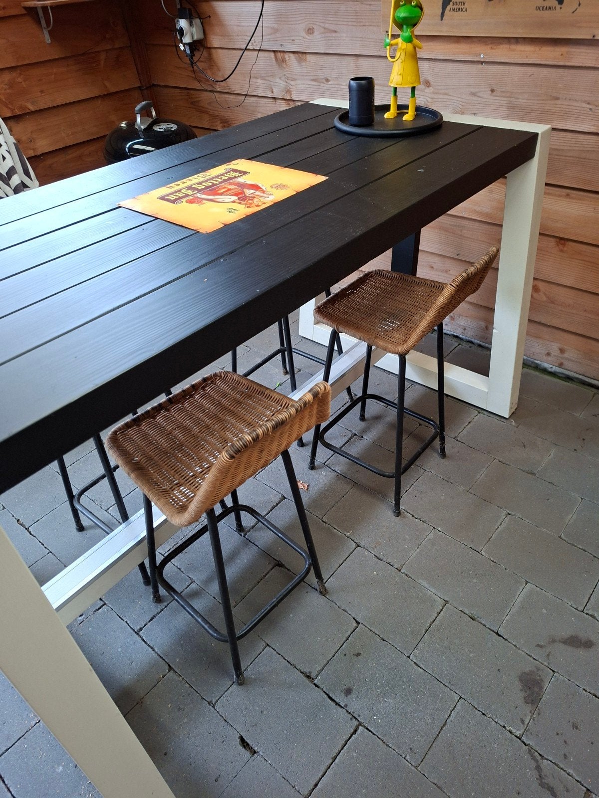 Stevige bartafel met 4 rohe barkrukken, Ophalen, Gebruikt
