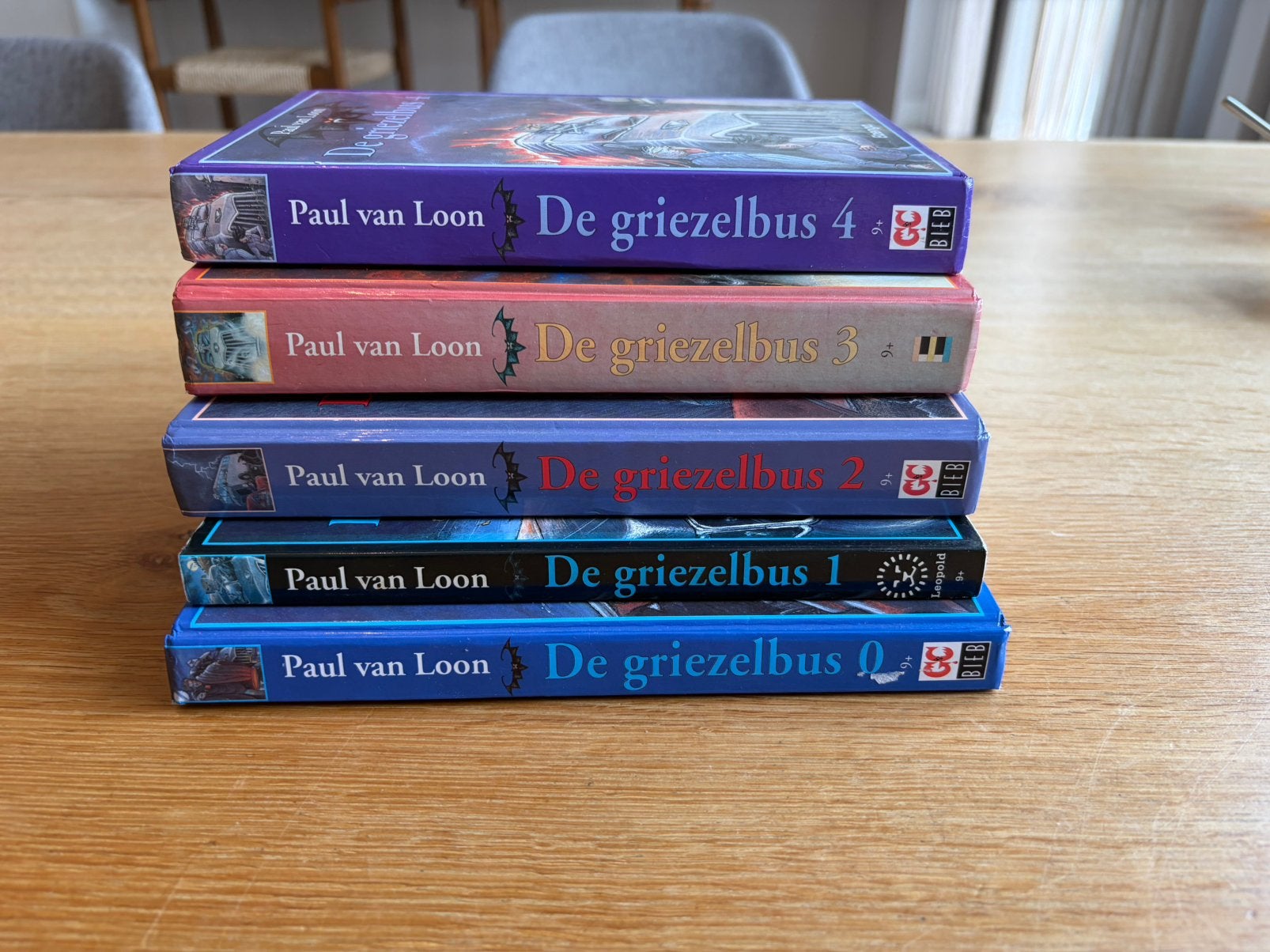 De griezelbus 0 t/m 4 Paul van Loon, Ophalen of Verzenden, Zo goed als nieuw, Kind en Jeugd