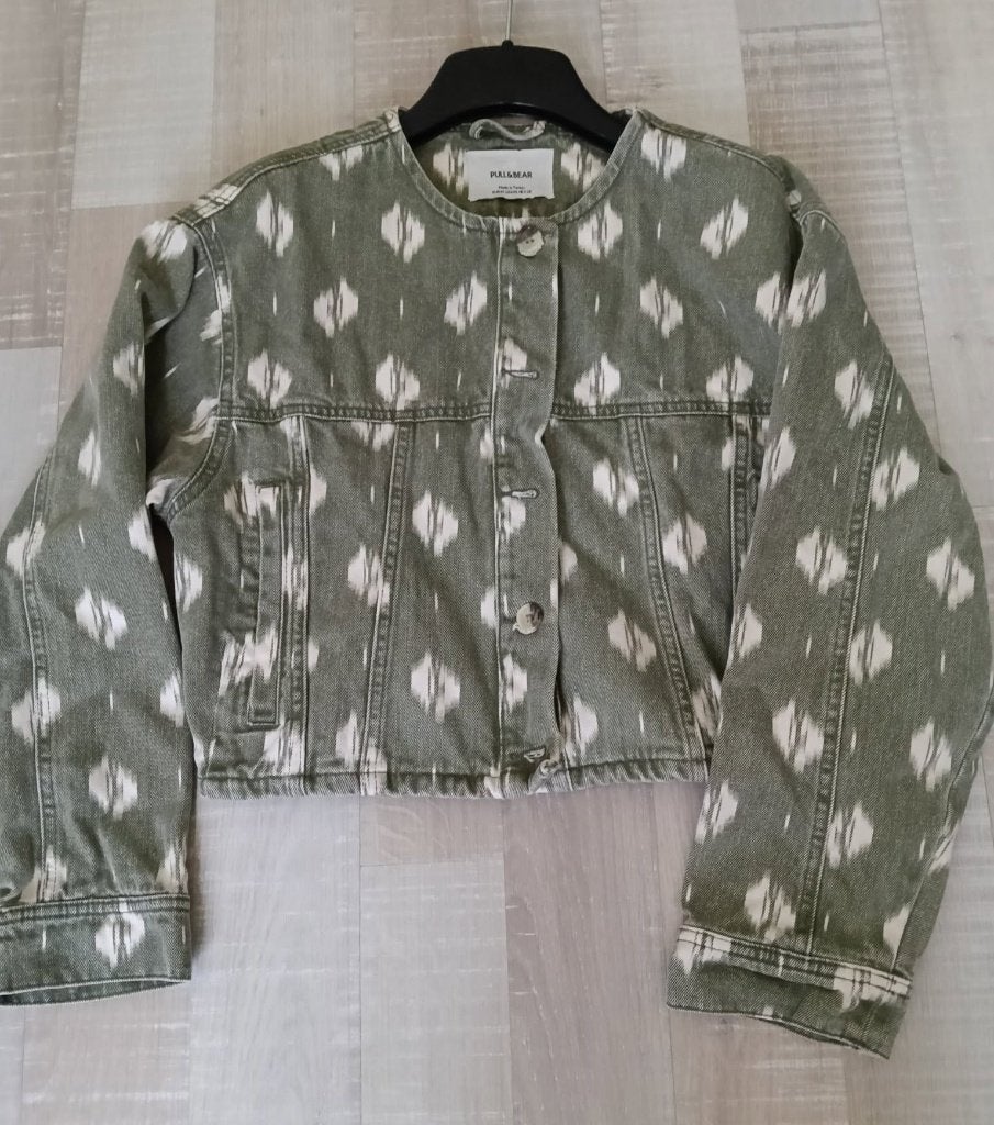 jas / vest knopen Pull & Bear khaki / wit Medium, Maat 38/40 (M), Overige kleuren, Ophalen of Verzenden, Zo goed als nieuw