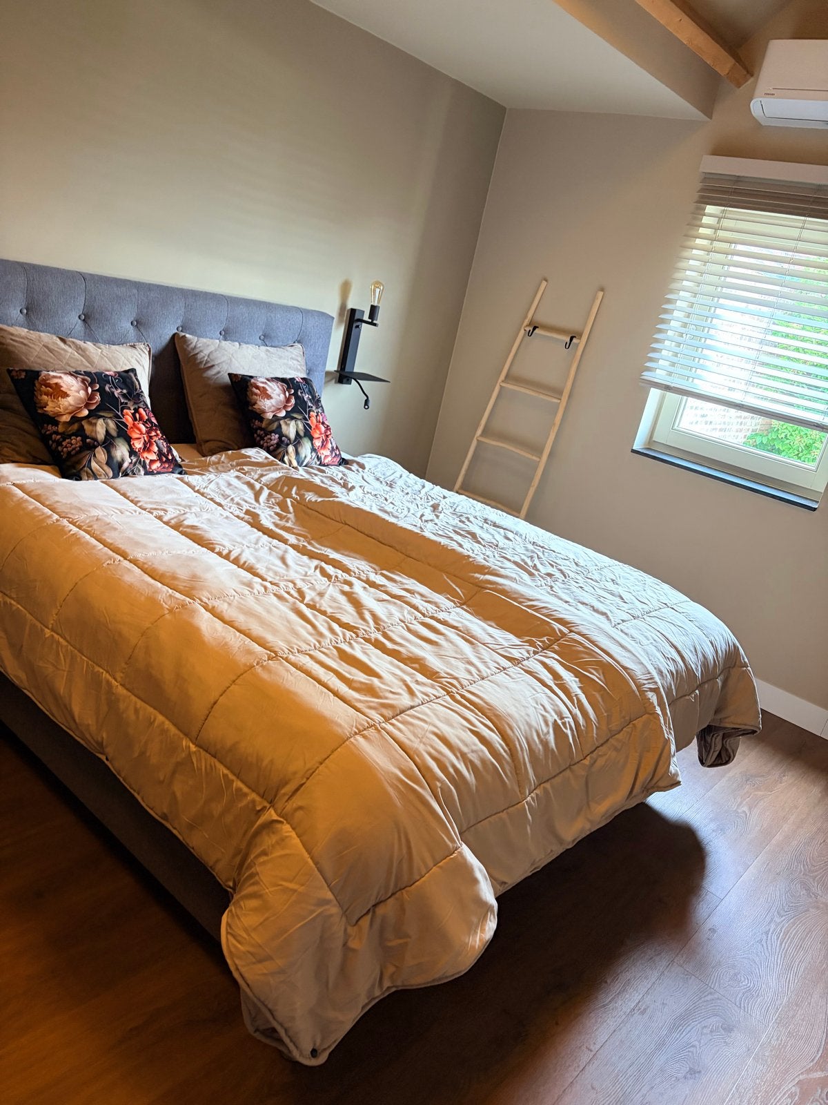 Zelasta Eenpersoons Dekbed Lichte Kleur 140x200, Ophalen, Gebruikt, Eenpersoons, Beige