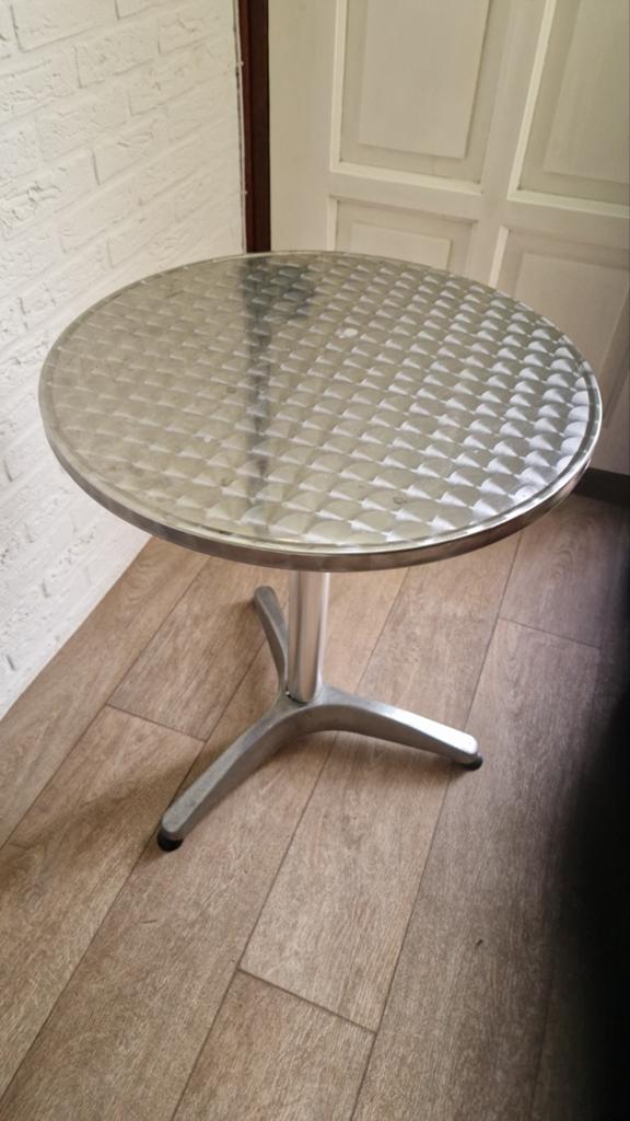 Metalen tafeltje 70x60cm, Huis en Inrichting, Tafels | Bijzettafels, Ophalen, Gebruikt, Metaal of Aluminium, 55 tot 75 cm