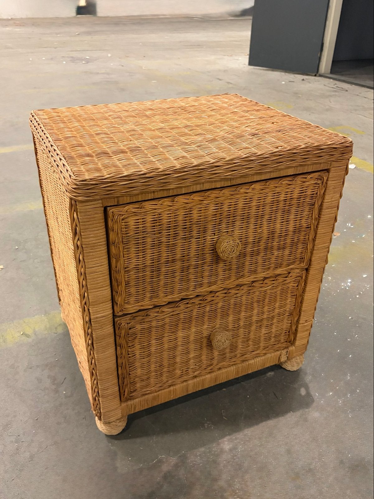 Rotan nachtkastje met 2 lades, Ophalen, Overige materialen, Gebruikt, 55 tot 70 cm