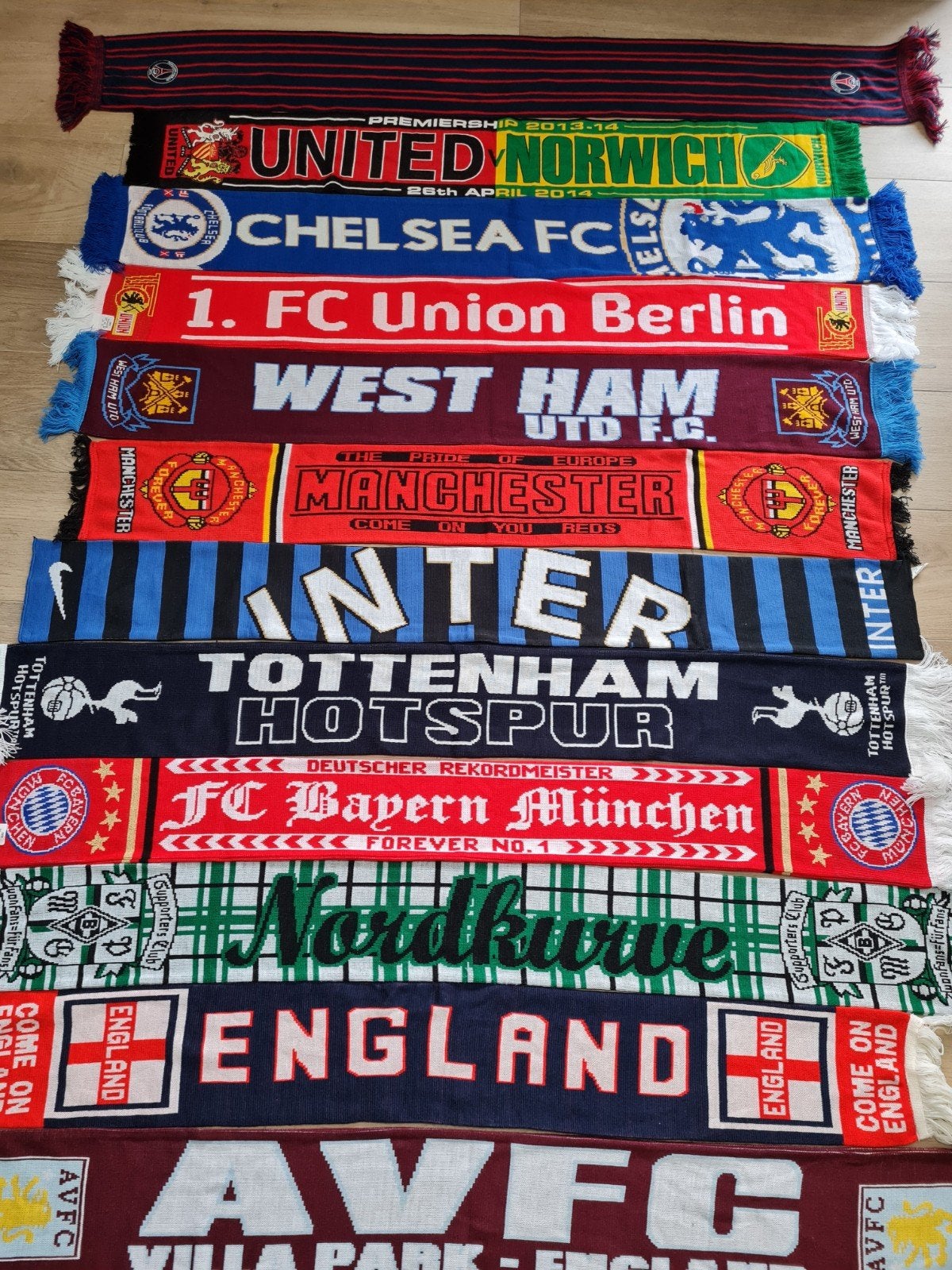 Voetbalsjaals diverse clubs (Tottenham verkocht), Ophalen of Verzenden, Gebruikt, Buitenlandse clubs, Vaantje of Sjaal
