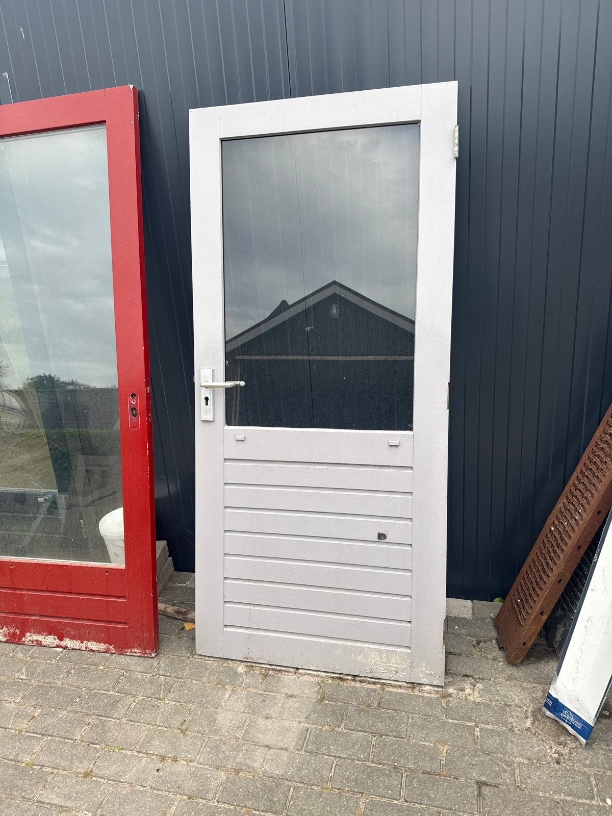 2 Buitendeuren: Grijs enkelglas, Rood dubbelglas, Doe-het-zelf en Verbouw, Ophalen, Gebruikt, 80 tot 100 cm, 215 cm of meer