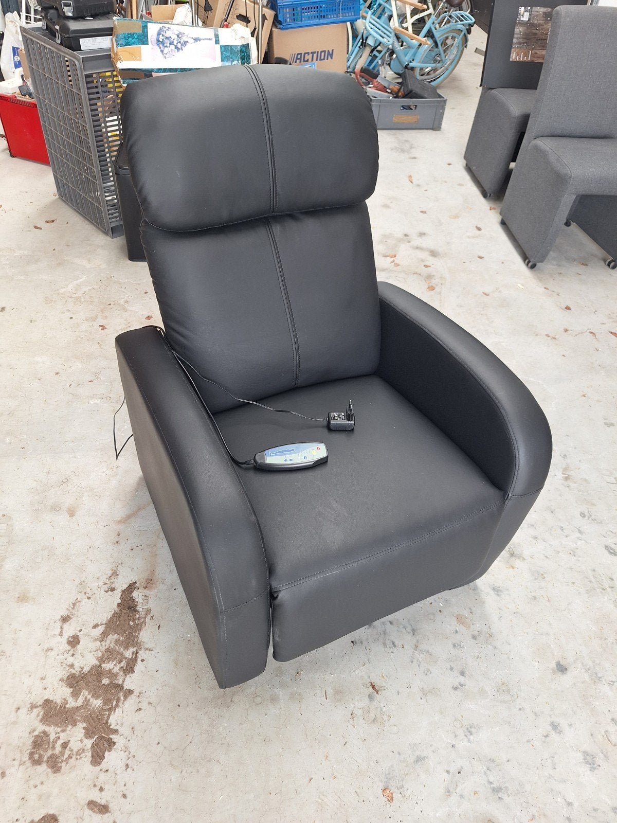 Zwarte Relaxfauteuil met Massagefunctie, Ophalen, Kunststof, Gebruikt, Modern, Comfort