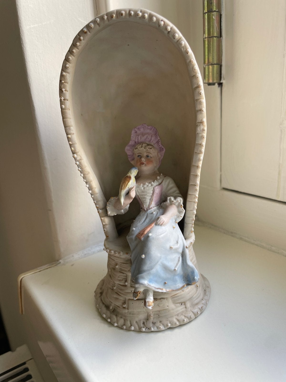Biscuit porseleinen beeldje, dame met vogel, 18 cm hoog, Ophalen of Verzenden