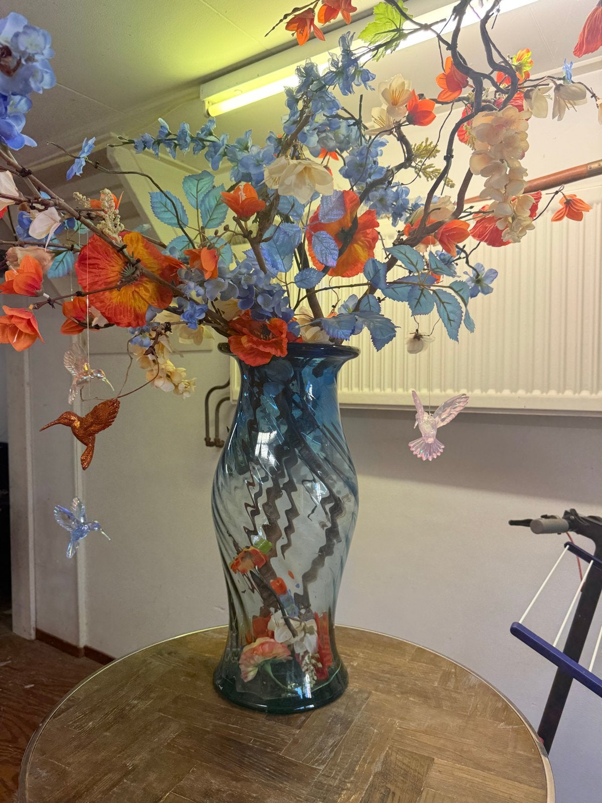 Grote glazen vaas met kunstbloemen en decoratie, Gebruikt, Meerkleurig, Inclusief decoratie, Ophalen of Verzenden